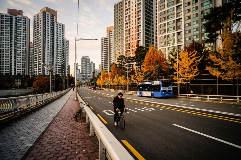 Người dân đạp xe trên một tuyến đường ở Seoul, Hàn Quốc ngày 11/11