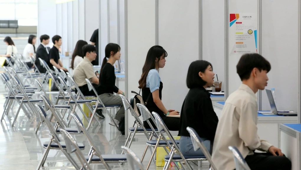 Người tìm việc tại sự kiện tư vấn tuyển dụng của các công ty ở Gwangju, tây nam Hàn Quốc ngày 15/7. 