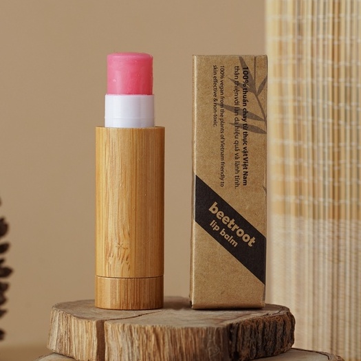 Thành phần Thiên nhiên & Bền vững: Ưu tiên các sản phẩm son dưỡng có nguồn gốc tự nhiên, hữu cơ và bao bì thân thiện với môi trường