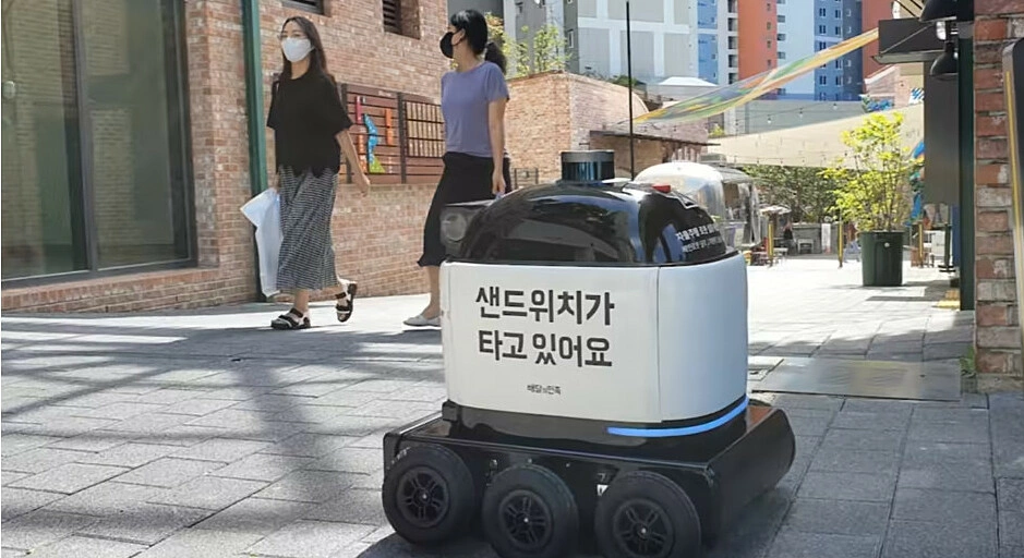 Woowa Brothers, sử dụng robot giao hàng nhỏ "Dilly Drive" để giao đồ ăn từ cửa hàng đến tay khách hàng. Ảnh: Kotaro Hosokawa Woowa Brothers, sử dụng robot giao hàng nhỏ "Dilly Drive" để giao đồ ăn từ cửa hàng đến tay khách hàng. Ảnh: Kotaro Hosokawa