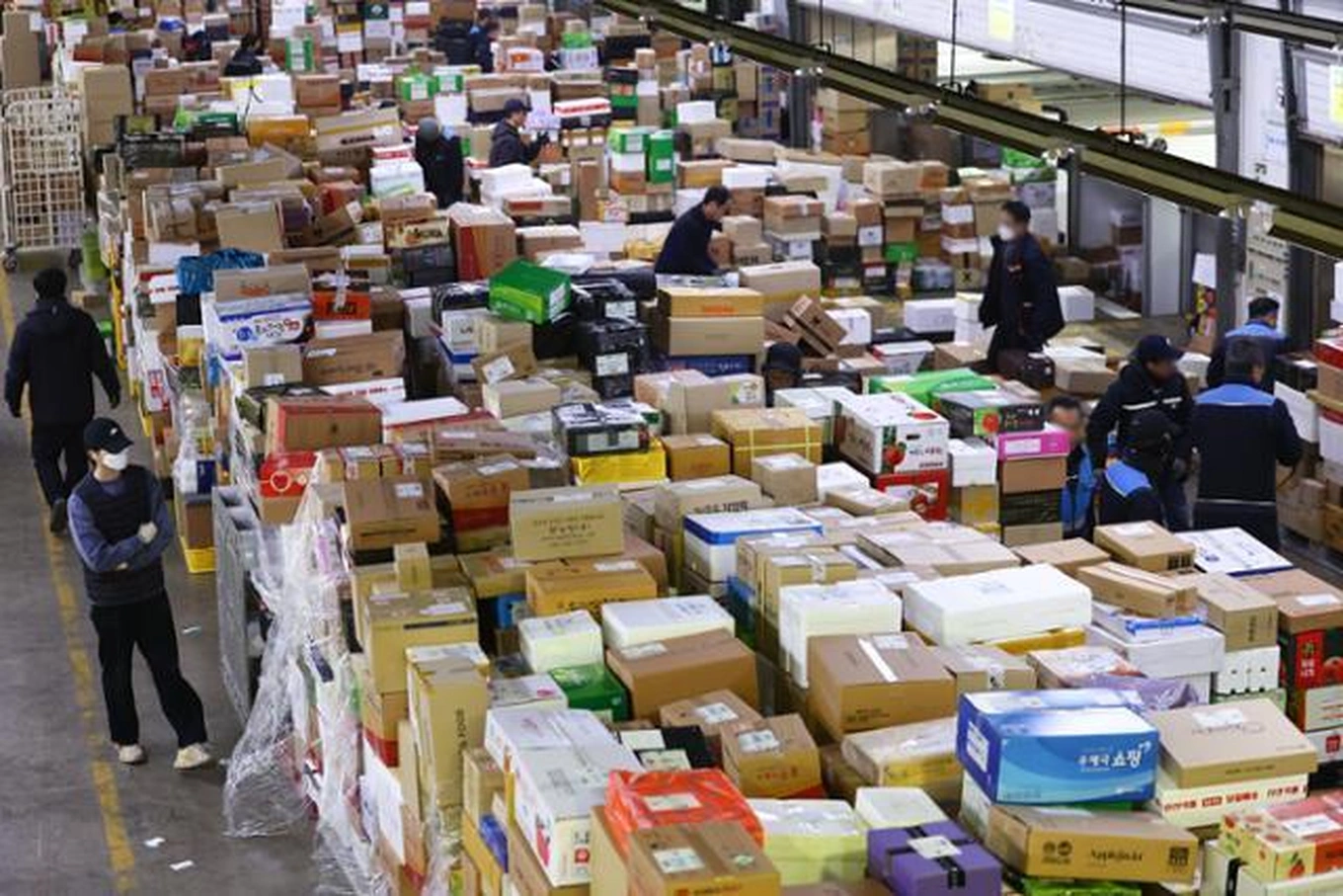 Các bưu kiện chất đống tại một đơn vị vận chuyển ở Seoul trước kỳ nghỉ Tết Nguyên đán (Ảnh: Yonhap).