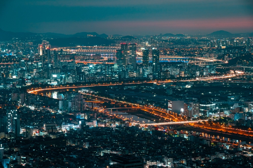 Toàn cảnh Seoul với sông Hàn về đêm nhìn từ núi Yongmasan năm 2020. Ảnh: Seoul.go.kr