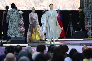 Một buổi trình diễn thời trang trên con đường "Red Road". Ảnh: STO