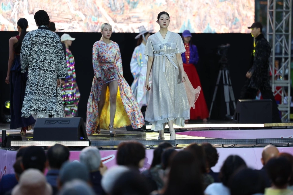 Một buổi trình diễn thời trang trên con đường "Red Road". Ảnh: STO