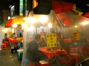 Một pojangmacha đặc trưng trên đường phố Hàn Quốc. Ảnh: Backpackerlee