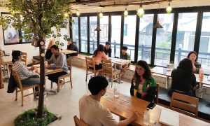 Nghe lén cuộc nói chuyện trong quán cà phê, khách phát hiện bẫy lừa đảo Một cuộc trò chuyện tưởng chừng bình thường