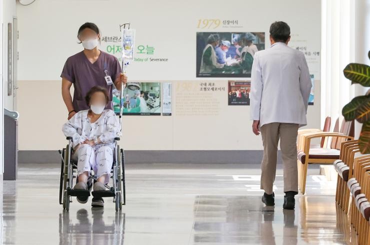 Dịch vụ giúp người sống một mình đi bệnh viện, chuyển nhà ở Seoul