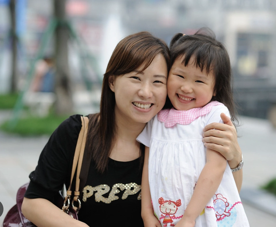 Người Hàn Quốc tìm cách sinh con gái Xu hướng mới trong xã hội Hàn Quốc hiện đại Quan niệm về giới tính con cái đang thay đổi Trước đây nhiều gia đình châu Á thường thích sinh con trai hơn. Tuy nhiên tại Hàn Quốc, xu hướng này đang dần thay đổi. Nhiều cặp vợ chồng trẻ hiện mong muốn sinh con gái. Điều này phản ánh sự thay đổi trong tư duy xã hội hiện đại. Quan niệm về vai trò nam và nữ ngày càng bình đẳng hơn. Xu hướng này thu hút nhiều sự chú ý. Con gái được cho là gần gũi với gia đình hơn Không ít người Hàn cho rằng con gái thường quan tâm cha mẹ nhiều hơn. Nhiều gia đình cảm thấy con gái tình cảm và gắn bó hơn khi trưởng thành. Điều này khiến một số cặp vợ chồng ưu tiên sinh con gái. Các cuộc thảo luận về chủ đề này xuất hiện nhiều trên mạng xã hội. Tâm lý xã hội đang thay đổi rõ rệt. Tỷ lệ sinh thấp làm thay đổi suy nghĩ của người dân Hàn Quốc hiện là một trong những quốc gia có tỷ lệ sinh thấp nhất thế giới. Vì nhiều gia đình chỉ sinh một con nên mong muốn giới tính cũng rõ ràng hơn. Một số cặp đôi bắt đầu tìm hiểu các phương pháp tăng khả năng sinh con gái. Điều này trở thành chủ đề được quan tâm tại Hàn Quốc. Áp lực dân số già cũng tác động mạnh đến xã hội. Những phương pháp được nhiều người truyền tai nhau Chế độ ăn uống trước khi mang thai Một số người tin rằng chế độ ăn có thể ảnh hưởng đến giới tính thai nhi. Nhiều phụ nữ Hàn Quốc chia sẻ kinh nghiệm ăn uống để tăng khả năng sinh con gái. Các thực phẩm ít muối hoặc giàu canxi thường được nhắc đến. Tuy nhiên giới chuyên gia cho rằng chưa có bằng chứng khoa học chắc chắn. Đây chủ yếu là kinh nghiệm truyền miệng. Canh thời điểm thụ thai Một số cặp vợ chồng áp dụng phương pháp tính ngày rụng trứng. Họ tin rằng việc canh thời điểm quan hệ có thể ảnh hưởng giới tính em bé. Phương pháp này được lan truyền khá phổ biến trên internet. Tuy nhiên hiệu quả thực tế vẫn còn gây tranh cãi. Các bác sĩ khuyến cáo không nên quá kỳ vọng. Tác động của mạng xã hội và cộng đồng online Các diễn đàn làm cha mẹ tại Hàn Quốc rất sôi động. Người dùng thường chia sẻ kinh nghiệm sinh con trai hoặc con gái. Điều này khiến xu hướng lan rộng nhanh chóng. Nhiều video và bài viết liên quan thu hút hàng triệu lượt xem. Chủ đề này trở thành nội dung phổ biến trên mạng xã hội Hàn Quốc. Góc nhìn từ chuyên gia và y khoa Khoa học chưa chứng minh hoàn toàn Các bác sĩ Hàn Quốc cho biết giới tính thai nhi chủ yếu do yếu tố sinh học quyết định. Nhiều phương pháp dân gian chưa có cơ sở khoa học rõ ràng. Chuyên gia khuyến cáo các cặp đôi nên giữ tâm lý thoải mái. Sức khỏe của mẹ và bé vẫn là yếu tố quan trọng nhất. Không nên tạo áp lực quá lớn về giới tính. Công nghệ sinh sản gây tranh cãi Một số quốc gia cho phép lựa chọn giới tính thai nhi bằng công nghệ hỗ trợ sinh sản. Tuy nhiên tại Hàn Quốc, quy định liên quan vẫn rất nghiêm ngặt. Việc lựa chọn giới tính vì mục đích cá nhân gây nhiều tranh cãi đạo đức. Chính phủ muốn tránh mất cân bằng giới tính trong xã hội. Đây là vấn đề nhạy cảm. Chuyên gia nhấn mạnh giá trị bình đẳng giới Các chuyên gia xã hội học cho rằng xu hướng thích con gái phản ánh sự thay đổi tích cực. Điều này cho thấy tư tưởng trọng nam đang giảm dần. Tuy nhiên việc quá kỳ vọng vào giới tính vẫn có thể tạo áp lực tâm lý. Điều quan trọng là trẻ em được yêu thương và chăm sóc tốt. Bình đẳng giới tiếp tục được nhấn mạnh. Tác động của xu hướng đối với xã hội Hàn Quốc Thay đổi hình ảnh gia đình truyền thống Gia đình Hàn Quốc hiện đại có nhiều khác biệt so với trước đây. Vai trò của phụ nữ ngày càng được nâng cao. Điều này ảnh hưởng đến cách nhìn về con cái trong gia đình. Con gái không còn bị xem là “lép vế” như nhiều thập kỷ trước. Xã hội đang thay đổi mạnh mẽ. Ngành dịch vụ mẹ và bé hưởng lợi Xu hướng quan tâm đến giới tính thai nhi cũng tạo ra thị trường mới. Nhiều nội dung tư vấn sinh con theo ý muốn xuất hiện trên internet. Các sản phẩm liên quan đến mẹ và bé được quảng bá mạnh hơn. Điều này giúp ngành dịch vụ chăm sóc gia đình phát triển. Chủ đề này mang lại giá trị thương mại lớn. Tạo nên nhiều cuộc tranh luận xã hội Dù phổ biến, xu hướng này vẫn gây tranh cãi. Một số ý kiến cho rằng việc quá chú trọng giới tính là không cần thiết. Trong khi đó nhiều người xem đây chỉ là mong muốn cá nhân bình thường. Chủ đề tiếp tục được bàn luận rộng rãi tại Hàn Quốc. Các góc nhìn xã hội rất đa dạng. Hàn Quốc và bài toán dân số trong tương lai Tỷ lệ sinh thấp vẫn là thách thức lớn Dù thích sinh con trai hay con gái, điều khiến Hàn Quốc lo ngại nhất vẫn là tỷ lệ sinh thấp. Số trẻ em sinh ra mỗi năm đang giảm mạnh. Điều này ảnh hưởng lớn đến kinh tế và lực lượng lao động tương lai. Chính phủ phải triển khai nhiều chính sách hỗ trợ sinh con. Đây là bài toán rất khó giải quyết. Giới trẻ ngày càng áp lực về chi phí nuôi con Chi phí nhà ở và giáo dục tại Hàn Quốc rất cao. Điều này khiến nhiều cặp đôi ngại sinh con. Một số người chỉ muốn sinh một bé để giảm áp lực tài chính. Điều đó cũng khiến mong muốn về giới tính trở nên rõ ràng hơn. Kinh tế tác động mạnh đến quyết định sinh con. Xu hướng gia đình nhỏ tiếp tục phổ biến Nhiều gia đình Hàn Quốc hiện chỉ có một con hoặc không sinh con. Đây là thay đổi lớn so với thế hệ trước. Xã hội hiện đại khiến mô hình gia đình truyền thống dần thay đổi. Chính phủ đang cố gắng khuyến khích người trẻ lập gia đình và sinh con nhiều hơn. Kết luận: Sự thay đổi trong tư duy xã hội Hàn Quốc Xu hướng người Hàn Quốc muốn sinh con gái phản ánh sự thay đổi trong quan niệm gia đình hiện đại. Điều này cho thấy tư tưởng trọng nam truyền thống đang giảm dần. Tuy nhiên giới chuyên gia cho rằng sức khỏe và hạnh phúc của trẻ vẫn quan trọng hơn giới tính. Trong bối cảnh tỷ lệ sinh thấp, Hàn Quốc vẫn đang đối mặt nhiều thách thức lớn về dân số và cấu trúc xã hội trong tương lai.