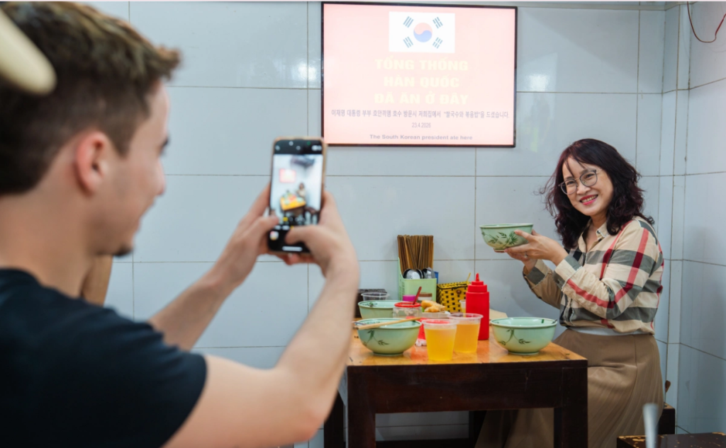 Check in 'bàn ăn Tổng thống Hàn Quốc' ở quán phở