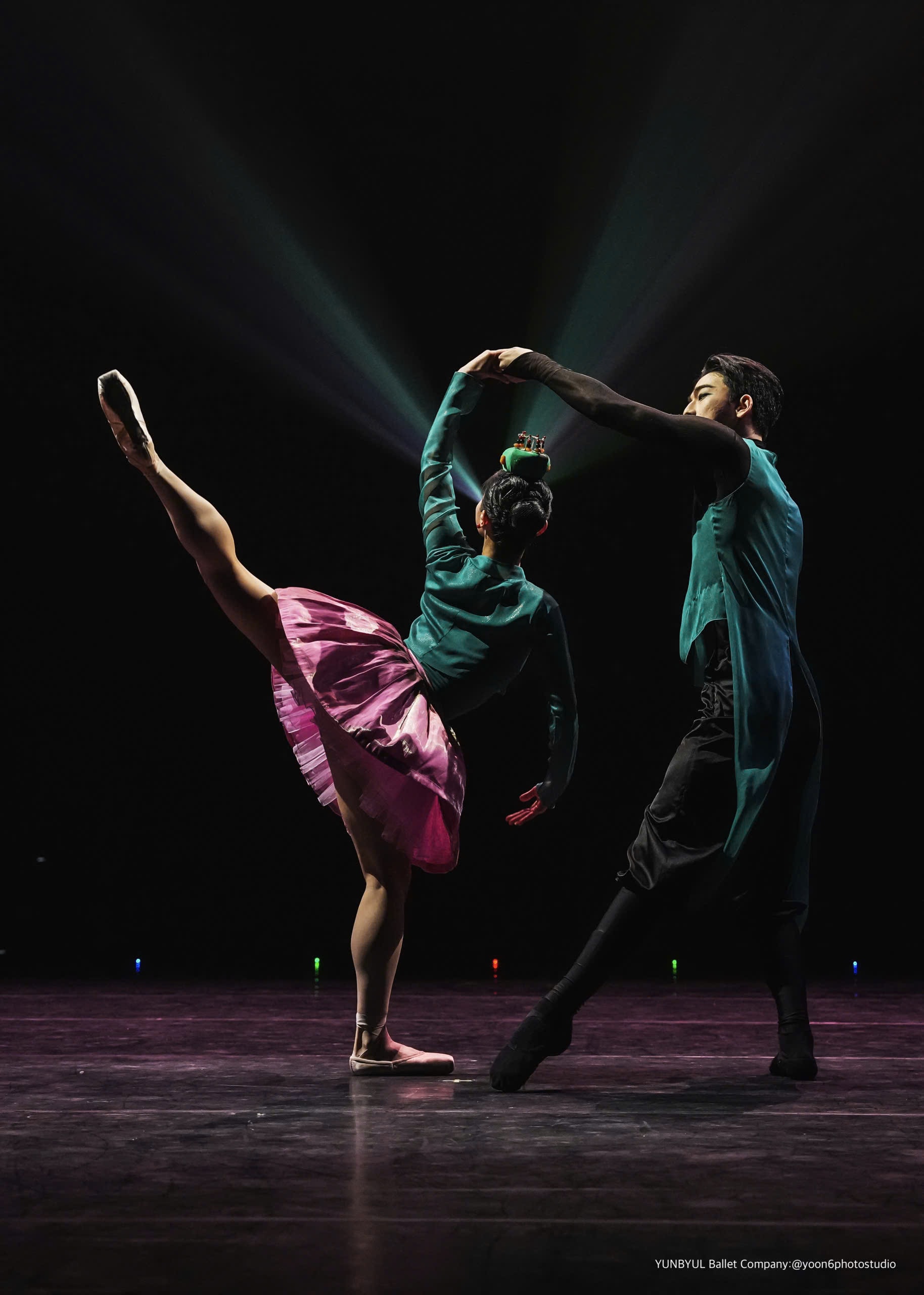 Biểu diễn ballet đương đại “GAT” mở màn chương trình Biểu diễn ballet đương đại “GAT” mở màn chương trình