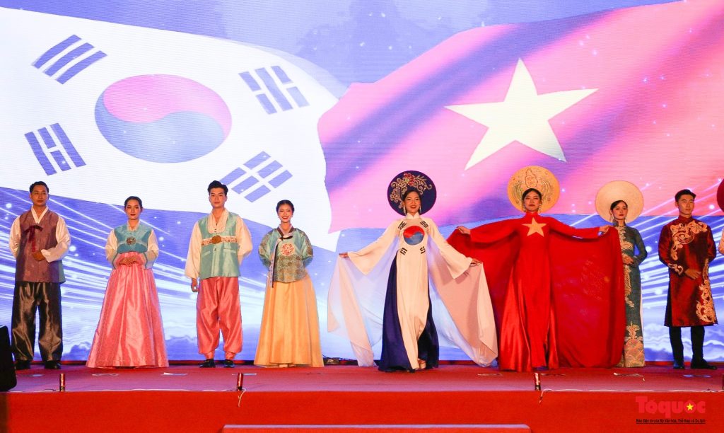 Tổng Lãnh sự Đoàn Phương Lan dự Lễ khai trương Trung tâm Giao lưu Văn hóa Hàn-Việt tại thành phố Daegu